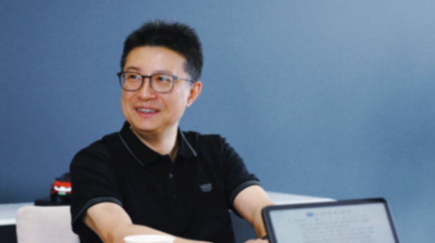 那个“勇立潮头”的凯迪拉克,举着“保值”大旗杀回来了